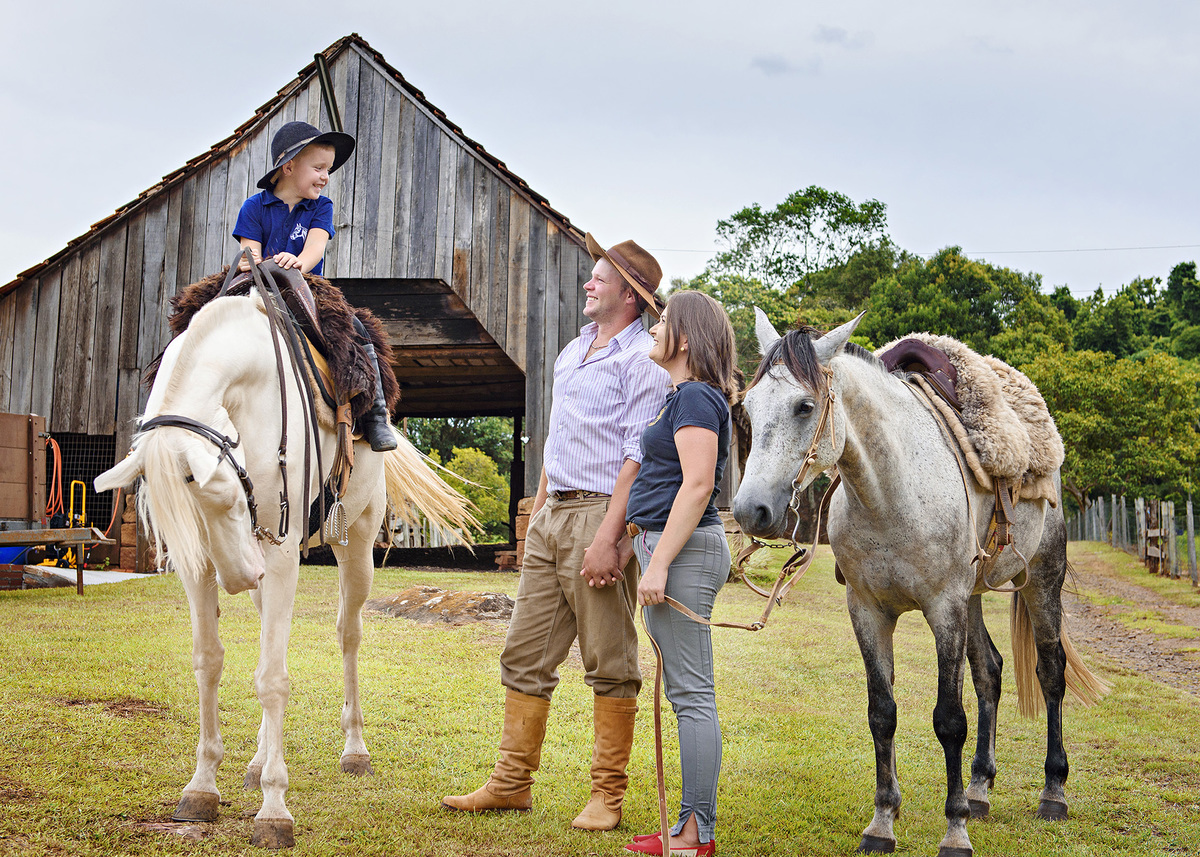 familia com cavalos