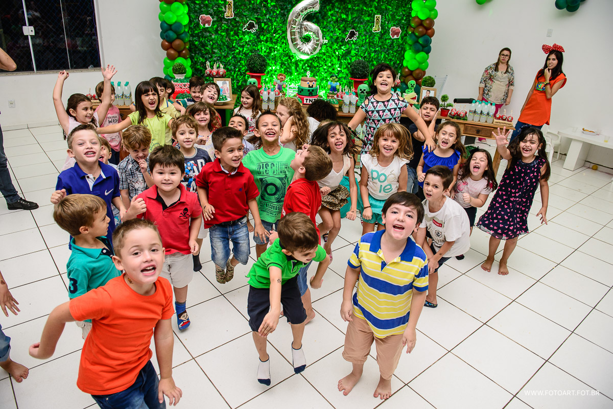 criancas brincando no Espaço Kids Buffet Infantil em frente ao bolo minecraft