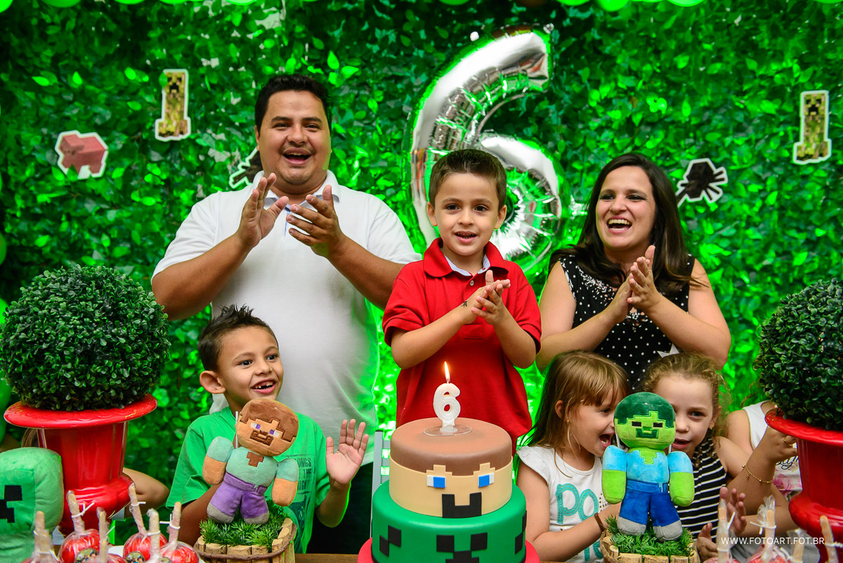 Cantando parabens atras do bolo do minecraft no Espaço Kids Buffet Infantil