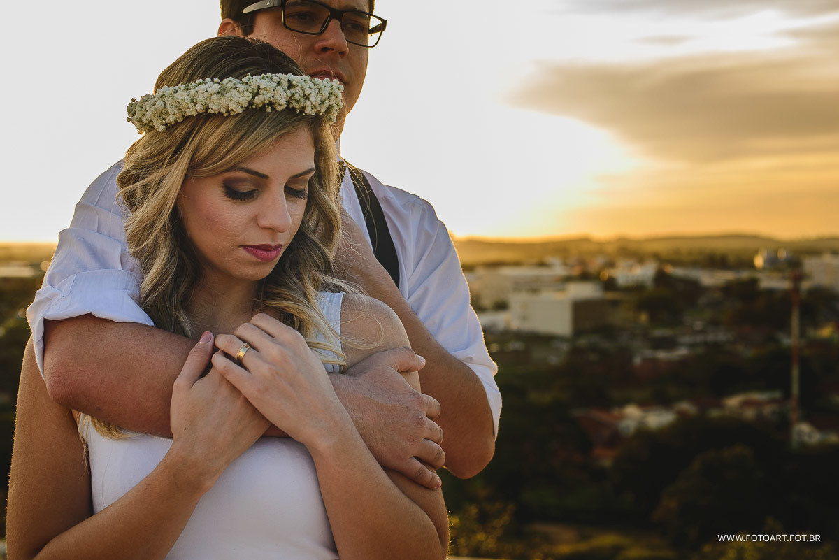 book de casal com um lindo por do sol na igreja de santo antonio rubiao junior em Botucatu foto de Anderson Silva Fotoart fotografo sp