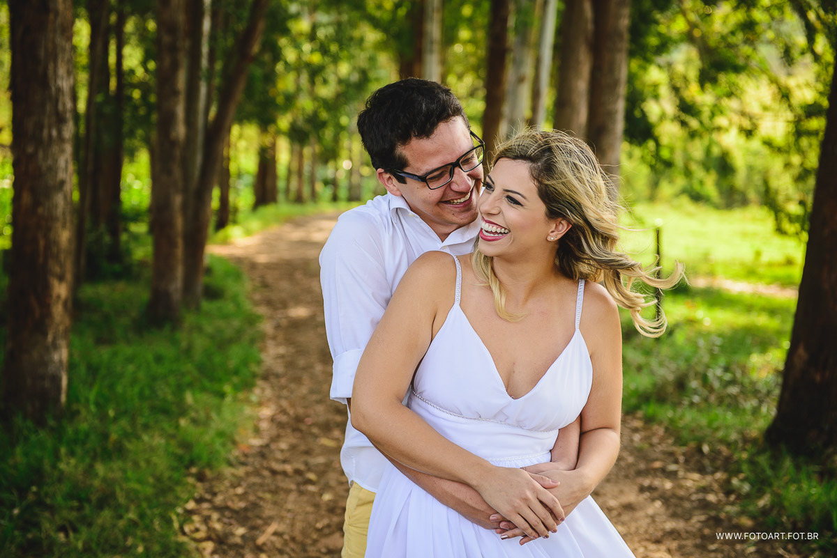 Noivo dando um abraco em sua noiva na estrada da usina indiana em Botucatu foto de Anderson Silva Fotoart fotografo sp