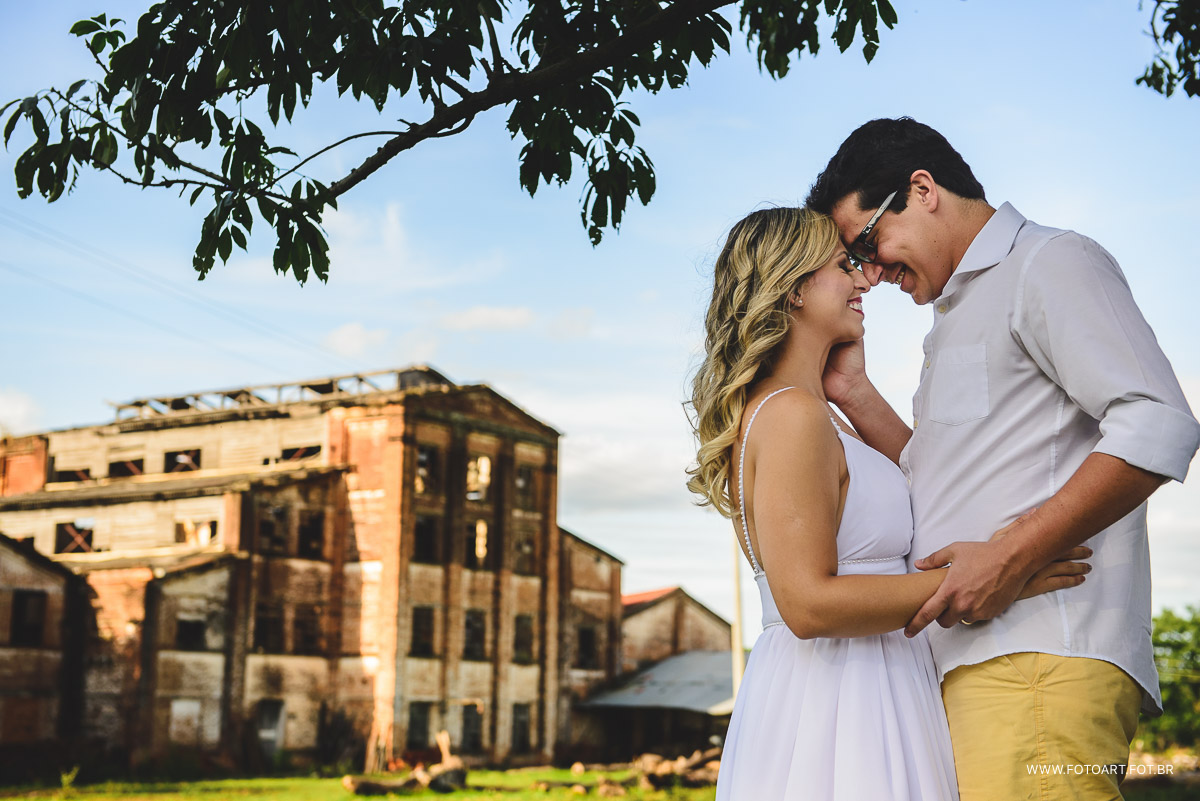Noivos fazendo pose para foto testa com testa e ao fundo a usina indiana em Botucatu foto de Anderson Silva Fotoart fotografo sp