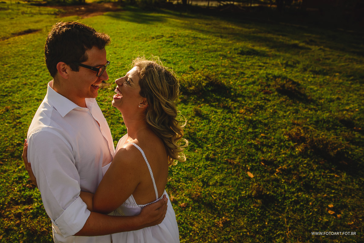 Noivos sorrindo um para outro com luz de sol na usina indiana em Botucatu foto de Anderson Silva Fotoart fotografo sp