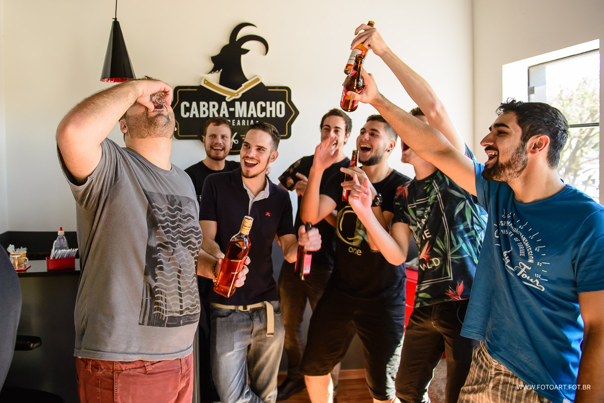 noivo e padrinhos tomando whisky na barbearia cabra macho foto de Anderson Silva Fotoart fotografo sp