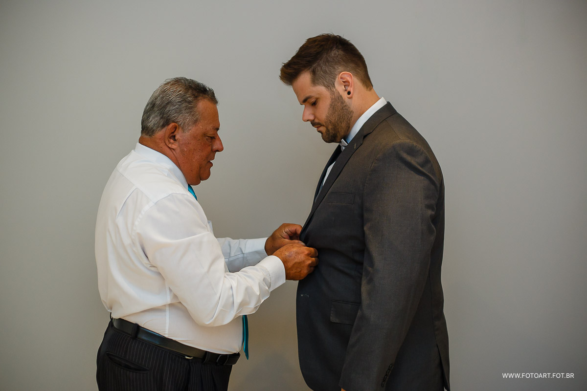 Pai ajudando filho noivo a abotoar o paleto no luz tropical foto de Anderson Silva Fotoart fotografo sp