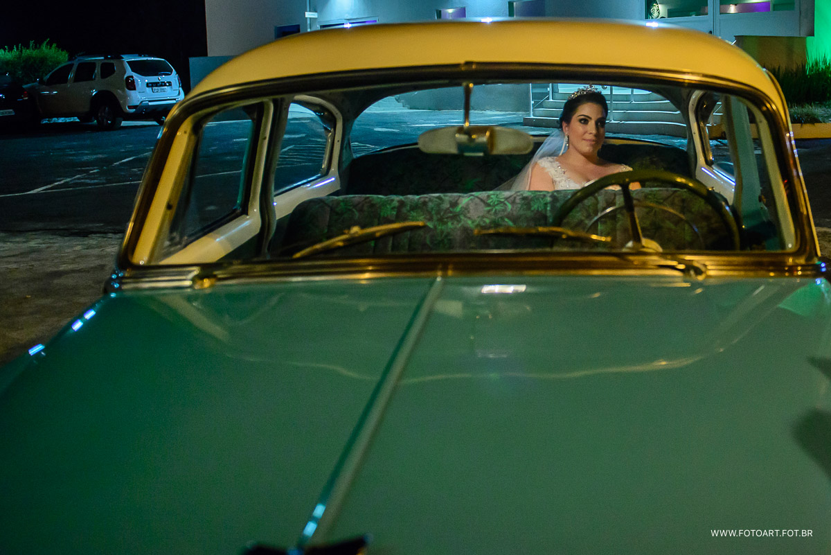 noiva ansiosa no carro no luz tropical eventos foto de Anderson Silva Fotoart fotografo sp