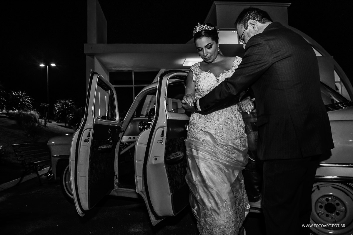 pai ajudando a sua filha noiva sair do carro no luz tropical eventos foto de Anderson Silva Fotoart fotografo sp