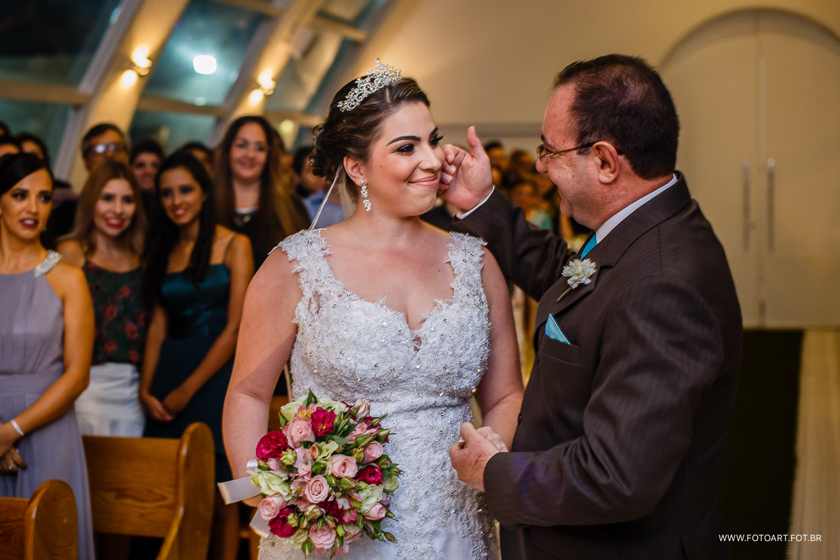 pai fazendo carinho na noiva na capela de vidro do luz tropical eventos foto de Anderson Silva Fotoart fotografo sp