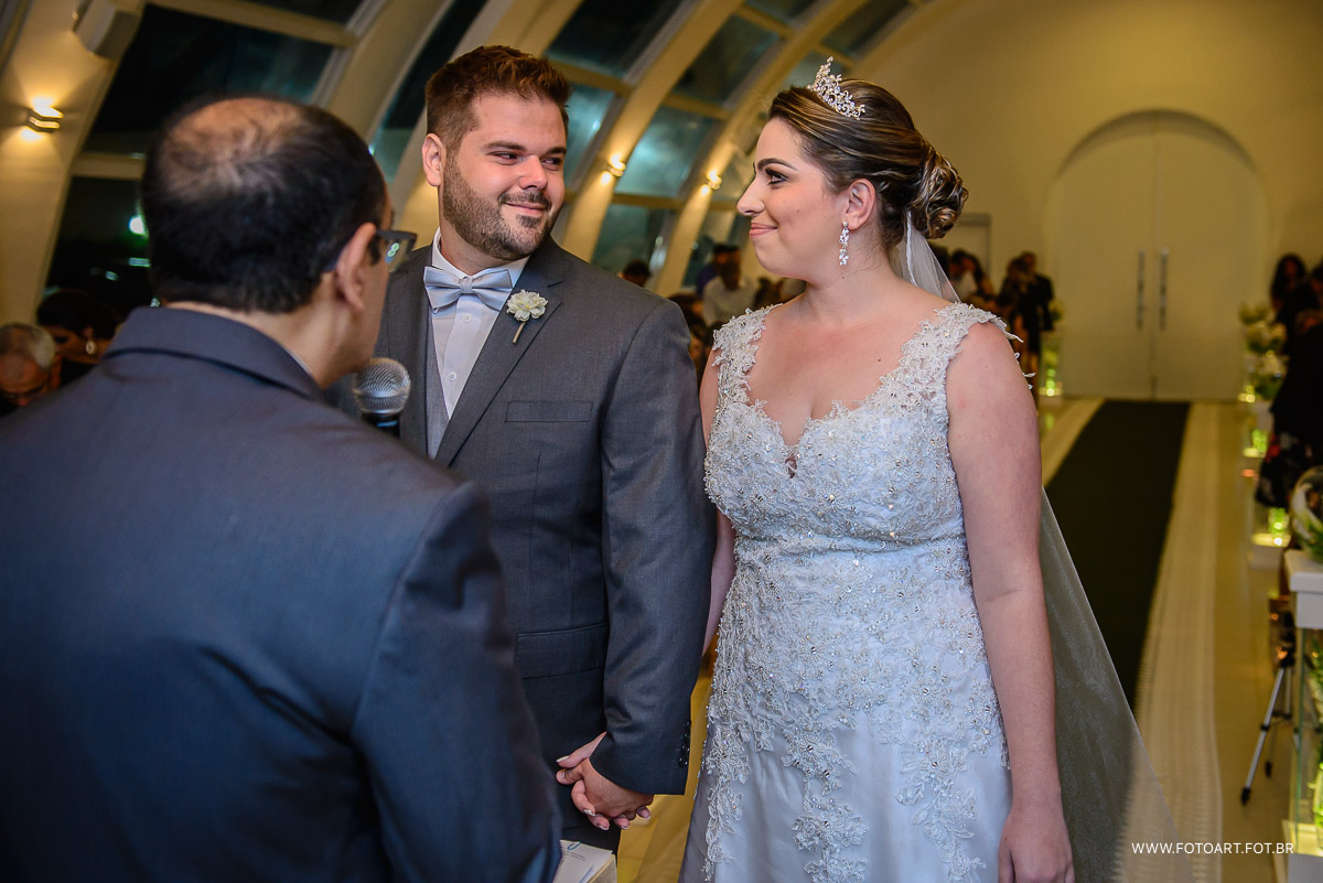 noivos se olha do na capela de vidro do luz tropical eventos foto de Anderson Silva Fotoart fotografo sp