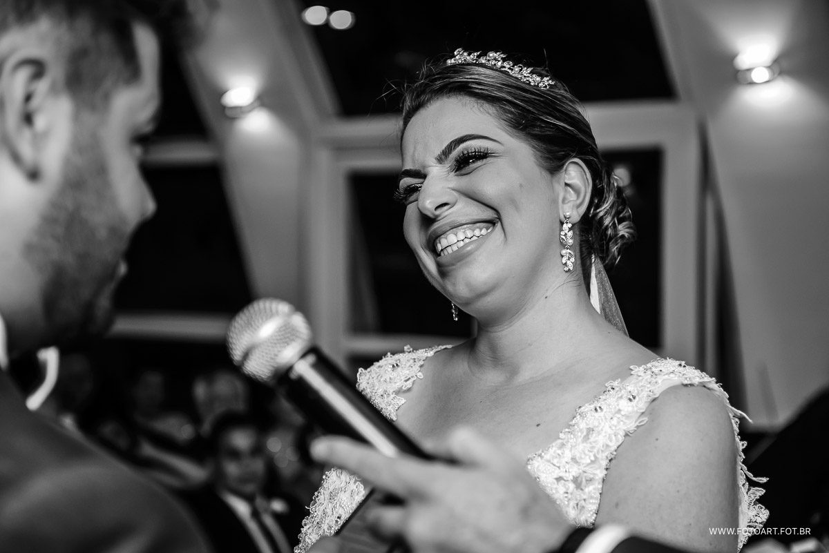 noiva sorridente na capela de vidro do luz tropical eventos foto de Anderson Silva Fotoart fotografo sp