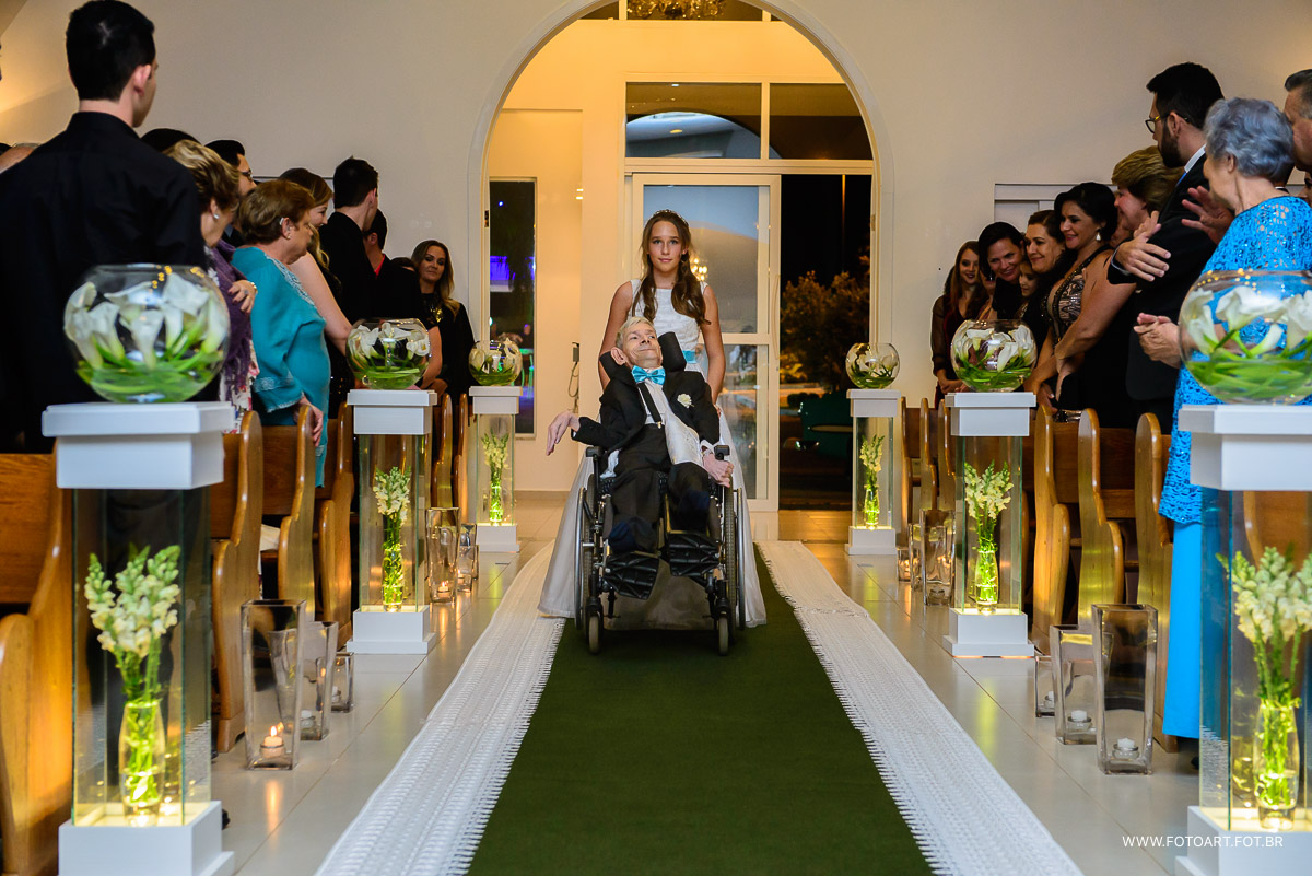 padrinho paraplégico levando as alianças na capela de vidro do luz tropical eventos foto de Anderson Silva Fotoart fotografo sp