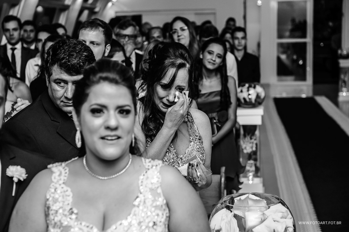 convidados chorando emocionados na capela de vidro do luz tropical eventos foto de Anderson Silva Fotoart fotografo sp