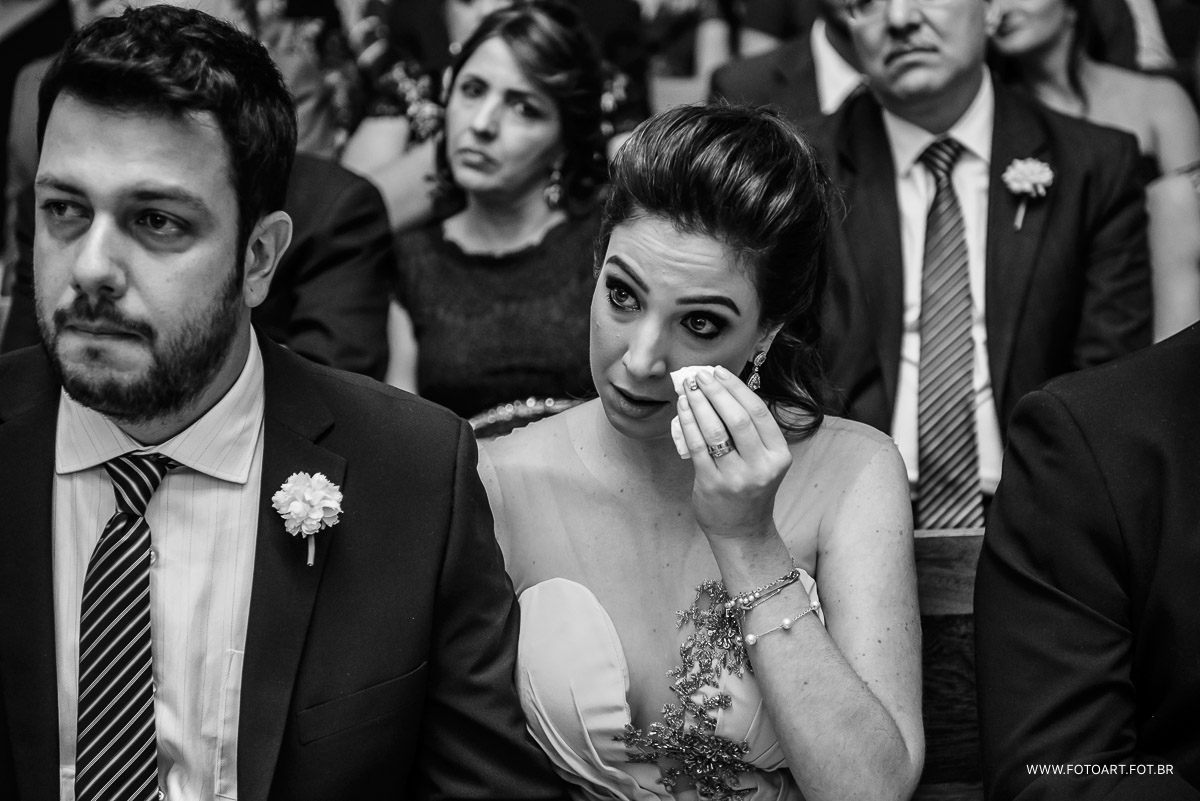 madrinha emocionada e chorando na capela de vidro do luz tropical eventos foto de Anderson Silva Fotoart fotografo sp