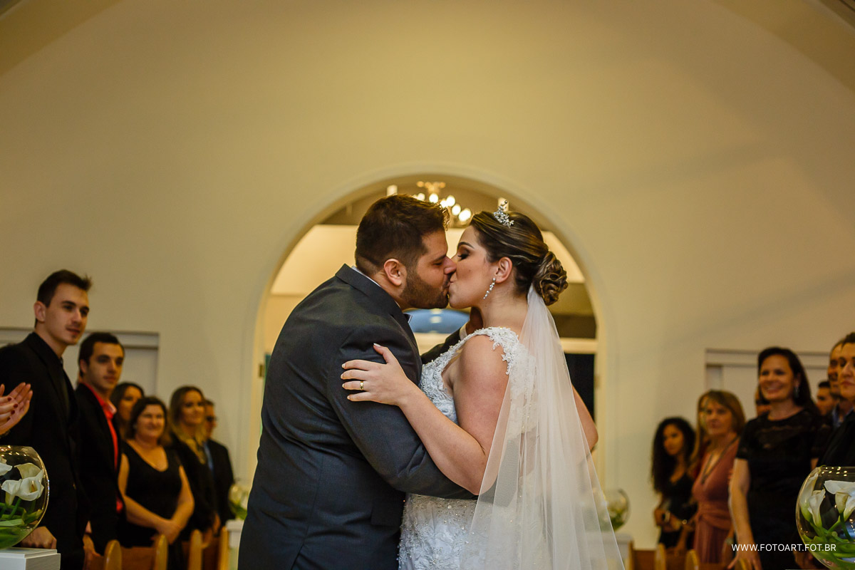 beijo de saida da cerimonia na capela de vidro do luz tropical eventos foto de Anderson Silva Fotoart fotografo sp