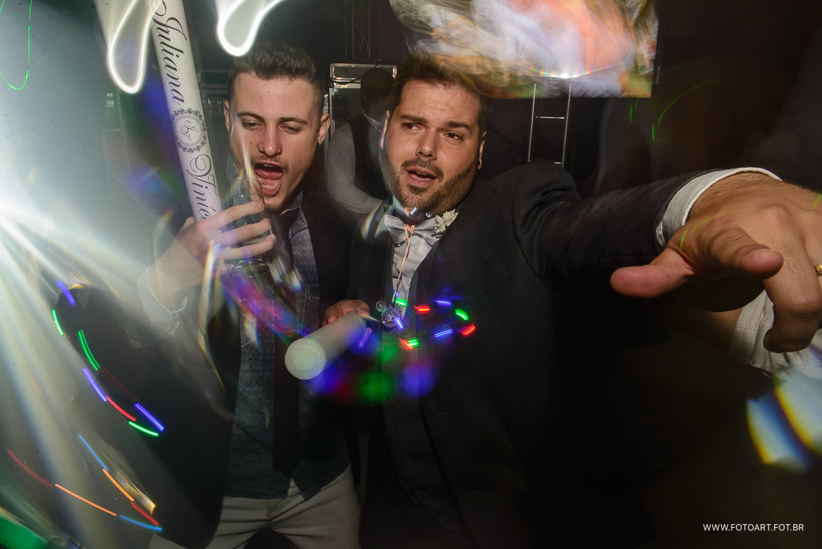 noivo dancando com amigos no luz tropical eventos foto de Anderson Silva Fotoart fotografo sp