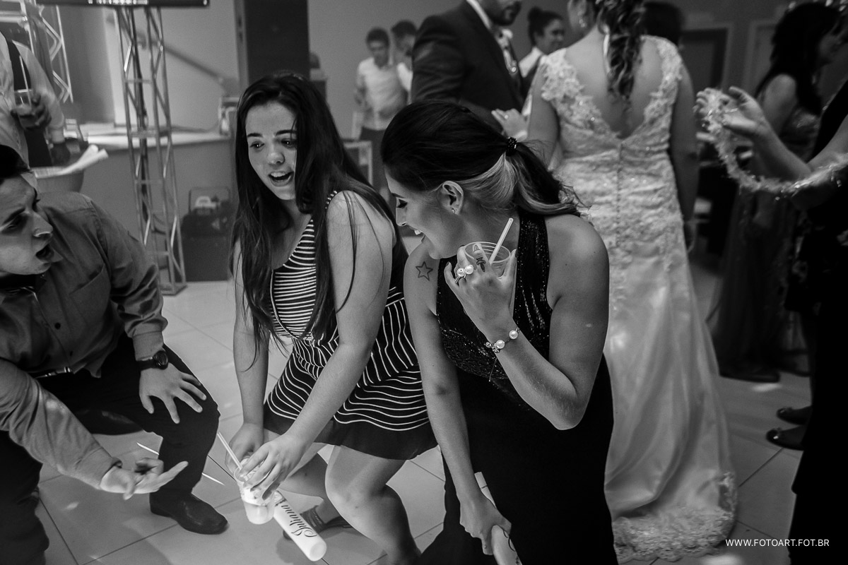 convidadas dancando no luz tropical eventos foto de Anderson Silva Fotoart fotografo sp