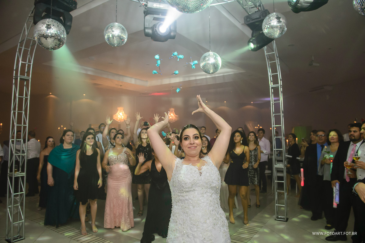 noiva jogando passarinhos para convidadas pegarem o bouqeut no luz tropical eventos foto de Anderson Silva Fotoart fotografo sp