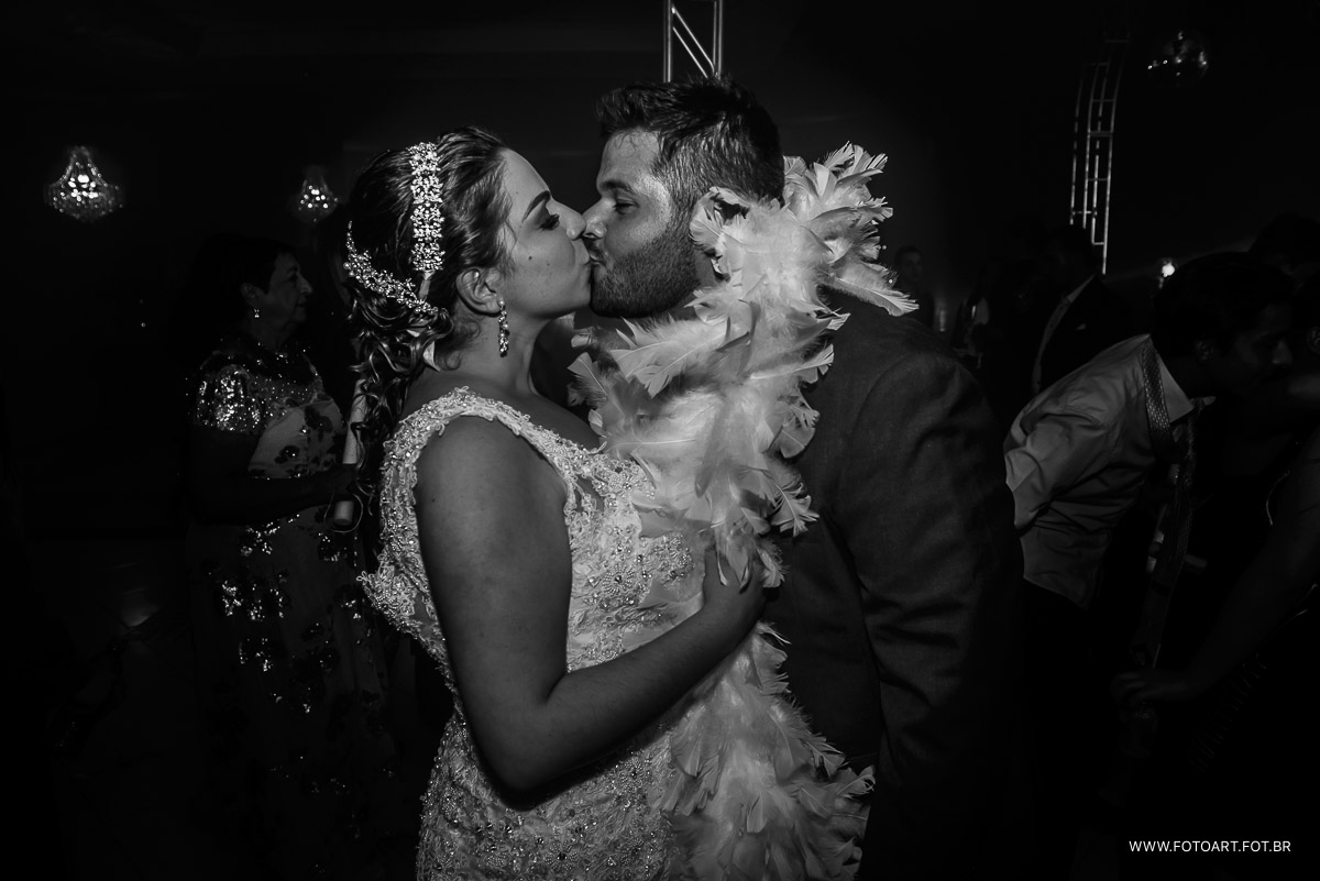 beijo dos noivos no final da festa no luz tropical eventos foto de Anderson Silva Fotoart fotografo sp