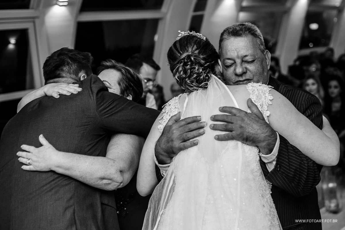 mae abrancando filha na capela de vidro do luz tropical eventos foto de Anderson Silva Fotoart fotografo sp