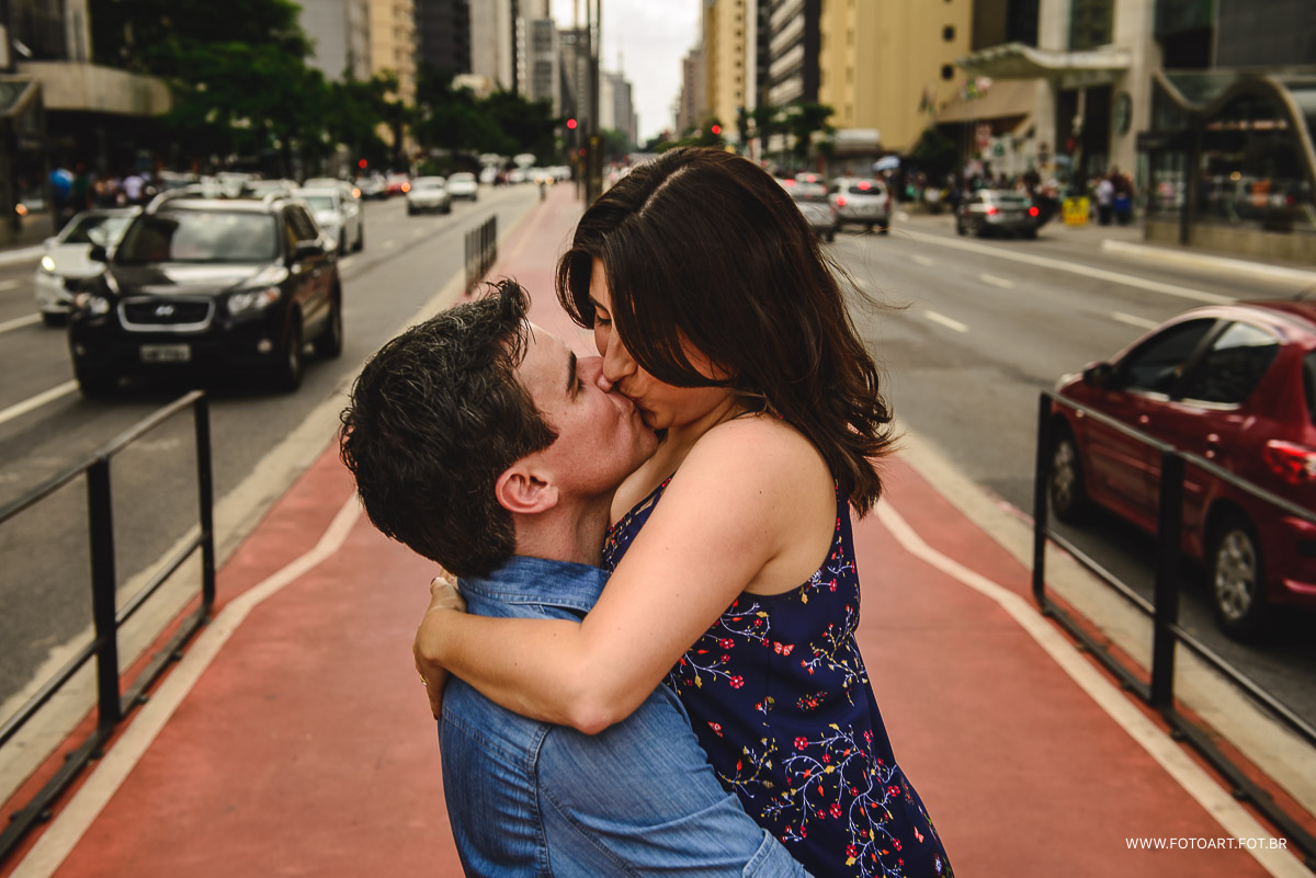 prewedding noivos se beijando na ciclovia da av paulista foto de Anderson Silva Fotoart fotografo sp