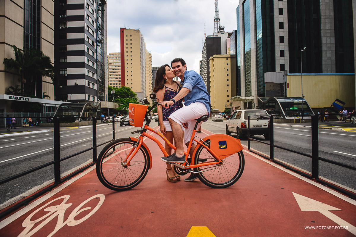 casal com bicicleta do itau no meio da ciclovia da av paulista