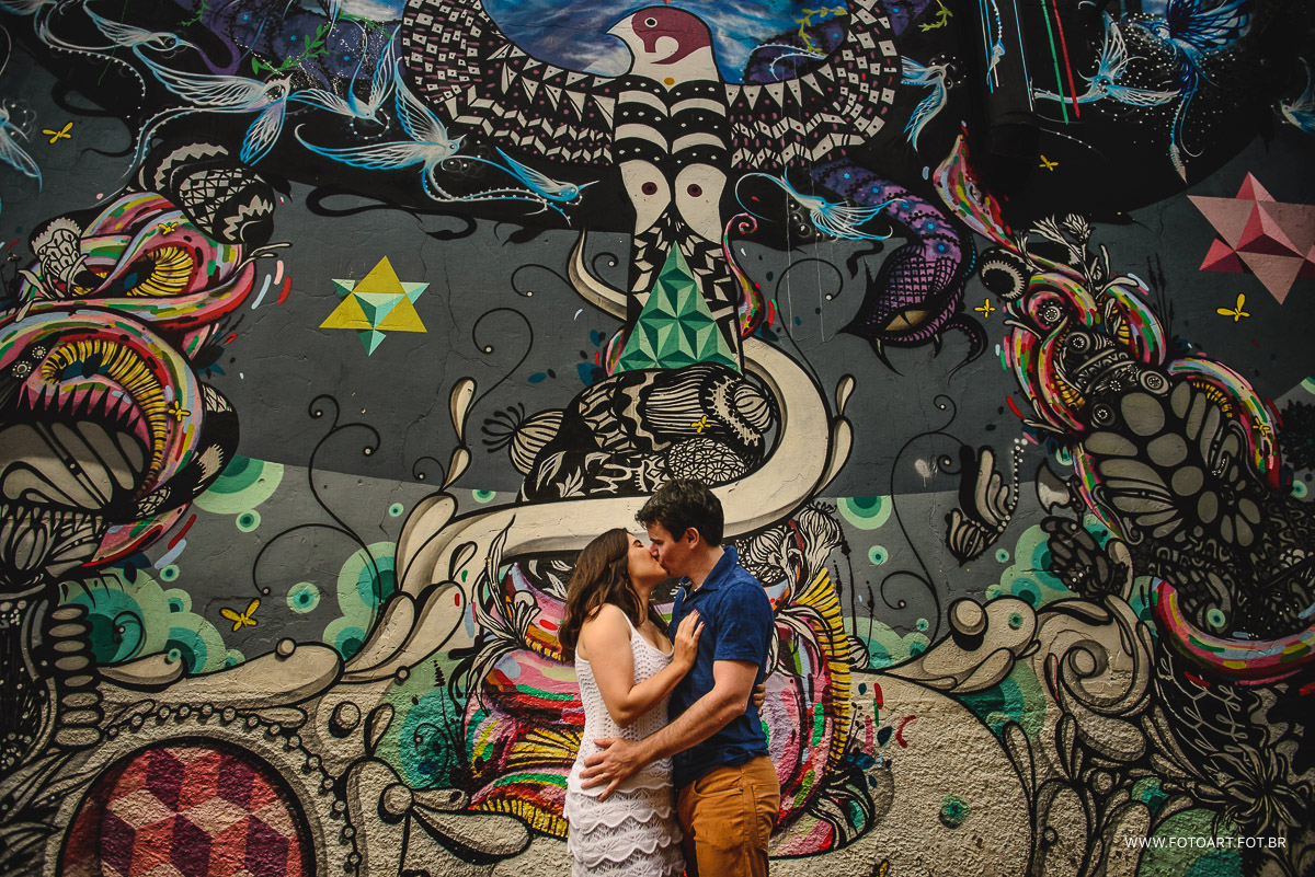 foto casal se beijando e ao fundo os grafites do beco do batman sp foto de Anderson Silva Fotoart fotografo sp