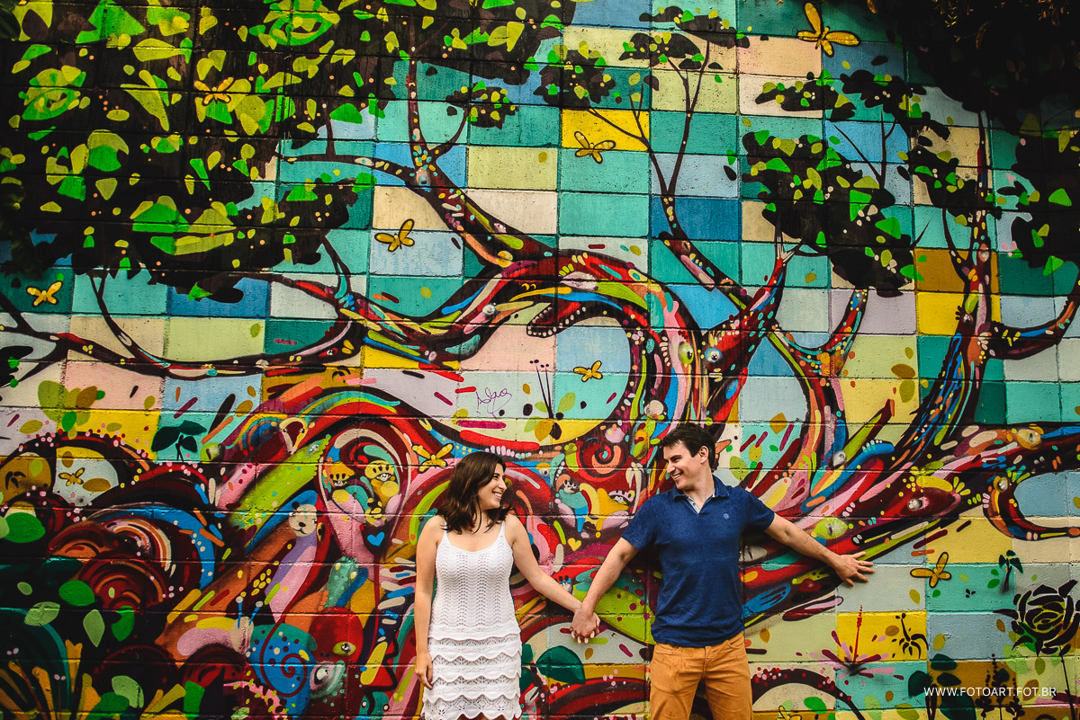 casal se olhando apaixonados com grafite ao fundo da foto no beco do batman foto de Anderson Silva Fotoart fotografo sp