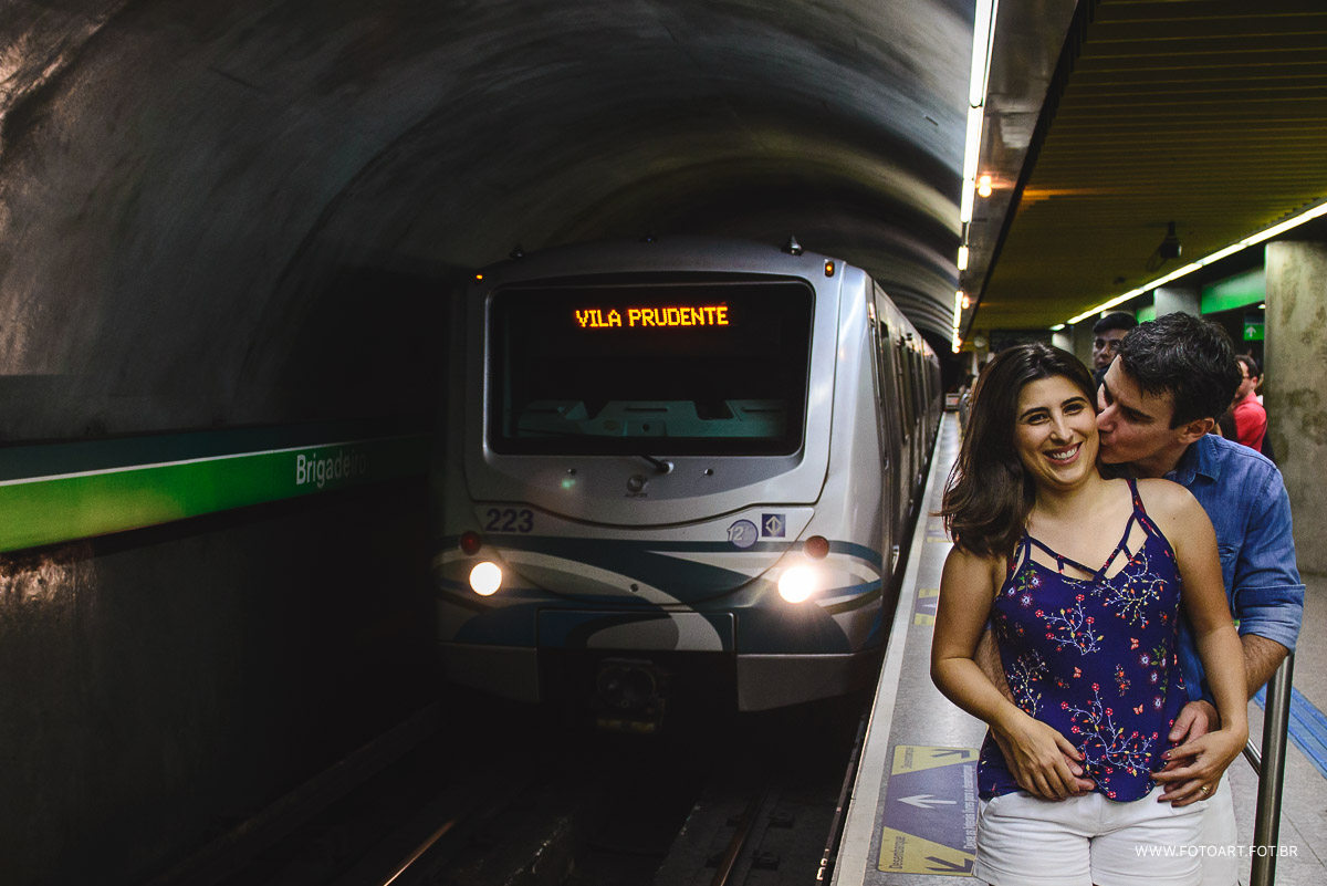 noivos esperando o trem no metro sp foto de Anderson Silva Fotoart fotografo sp