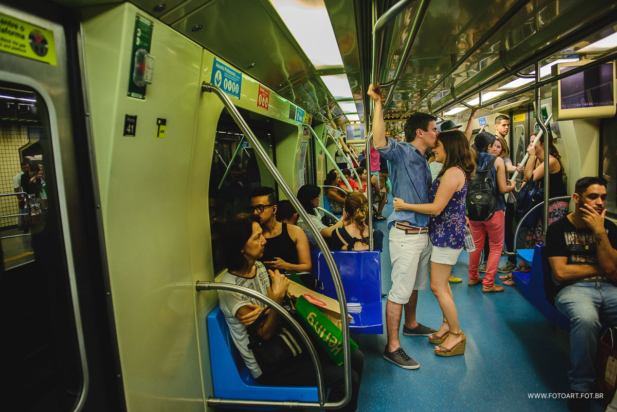 noivo beijando a testa da noiva dentro do vagao do metro foto de Anderson Silva Fotoart fotografo sp