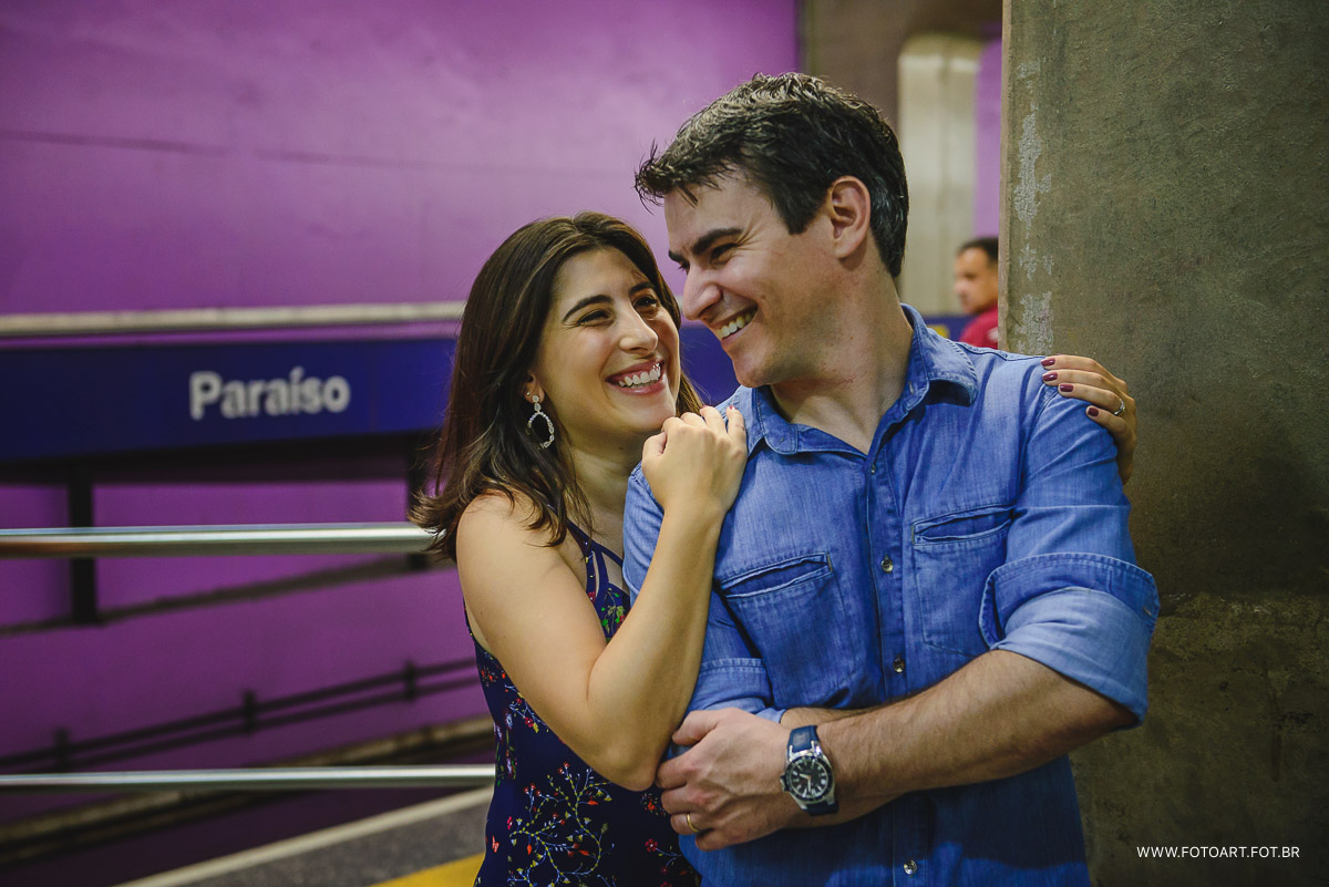 casal sorrindo no metro sp paraiso foto de Anderson Silva Fotoart fotografo sp
