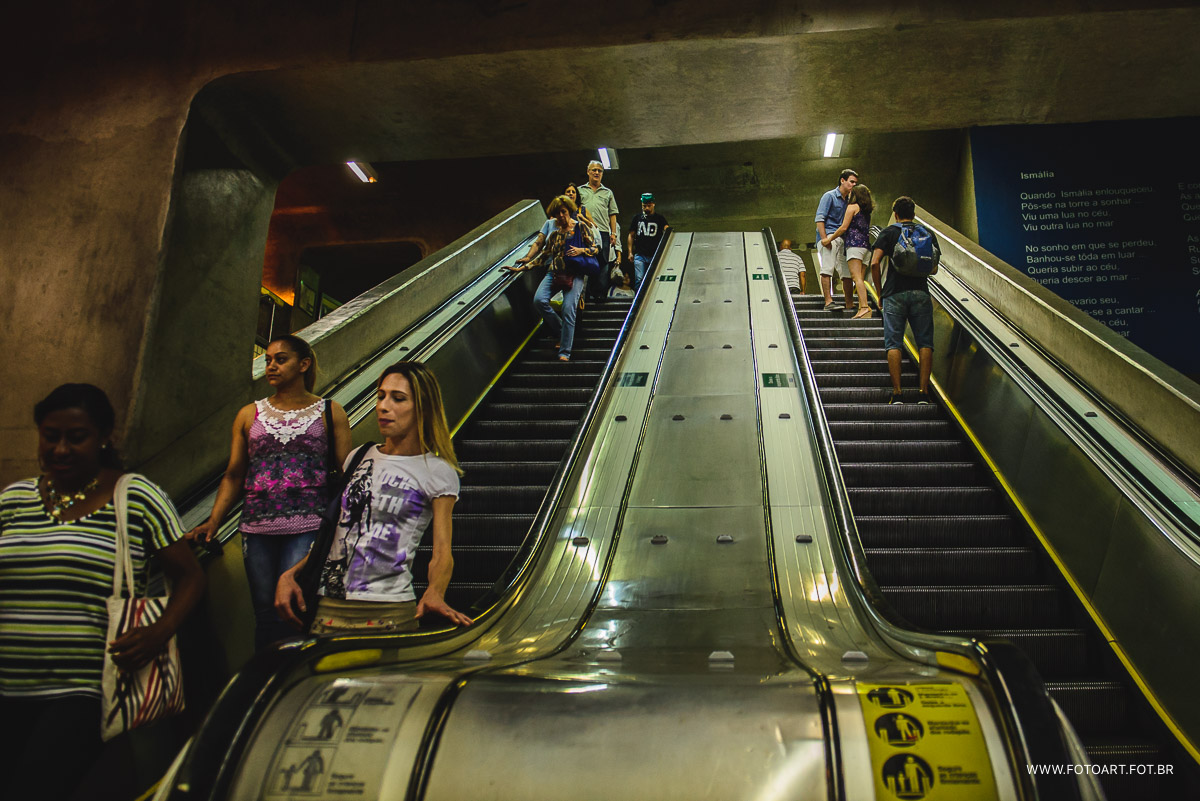 escadas rolante e noivos no metro de sp  foto de Anderson Silva Fotoart fotografo sp