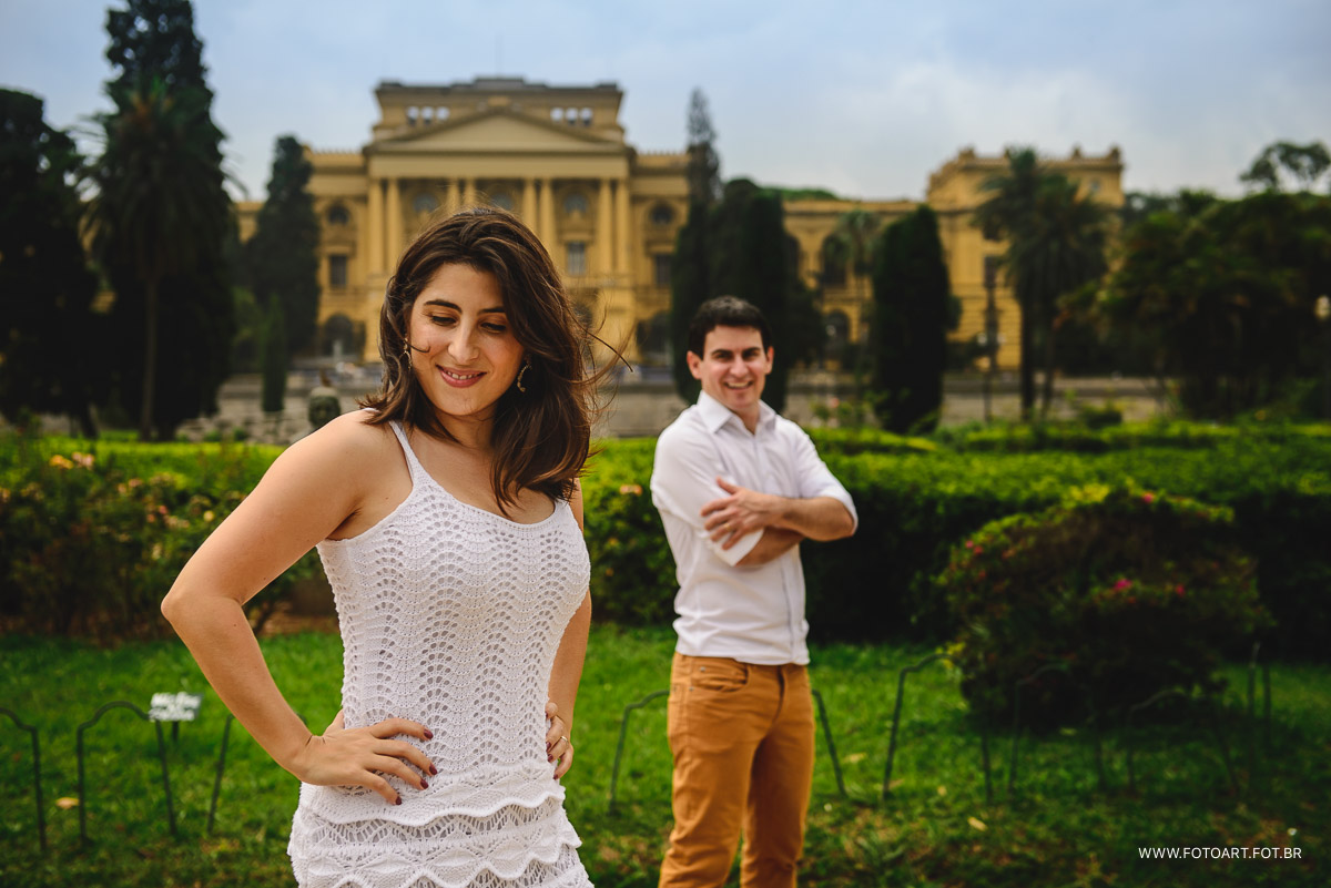 foto diferente de casal em frente ao museu do ipiranga sao paulo foto de Anderson Silva Fotoart fotografo sp
