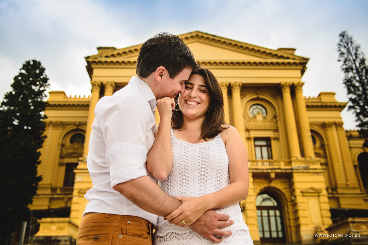casal fazendo pose para fotos em frente ao museu do ipirganga em sao paulo