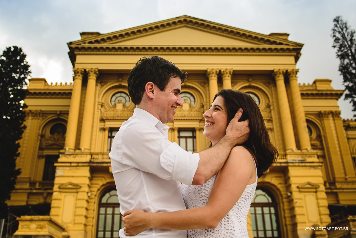 sorrisos de um casal em frente ao museu do ipiranga em sao paulo foto de Anderson Silva Fotoart fotografo sp
