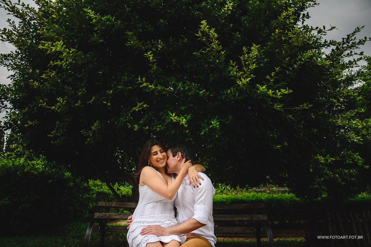 arvore e casal no jardim do museu do ipiranga sao paulo foto de Anderson Silva Fotoart fotografo sp