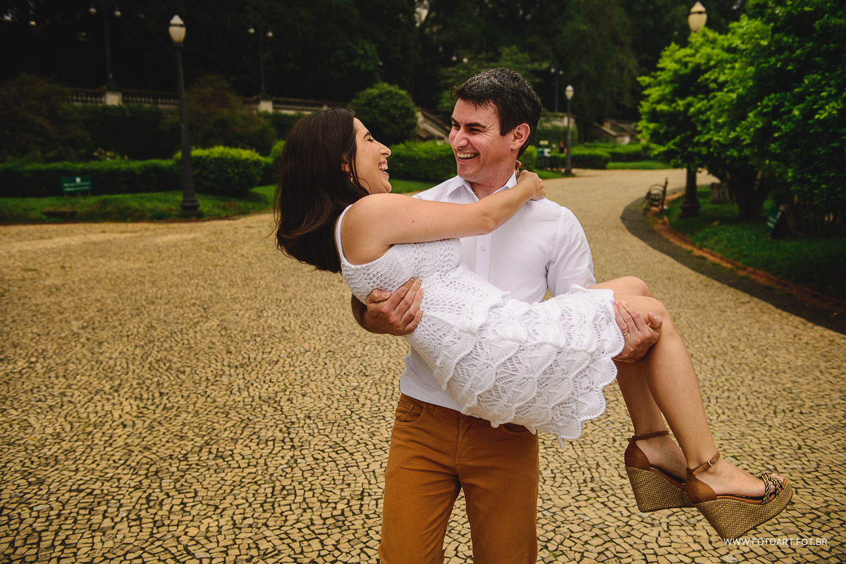 foto noivo com a noiva no colo no museu ipiranga foto de Anderson Silva Fotoart fotografo sp