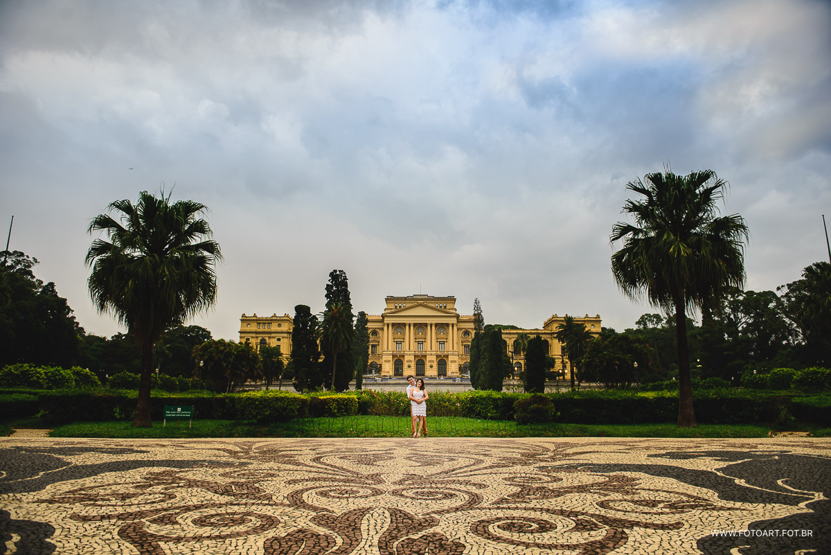 casal e museu ipiranga ao fundo foto de Anderson Silva Fotoart fotografo sp