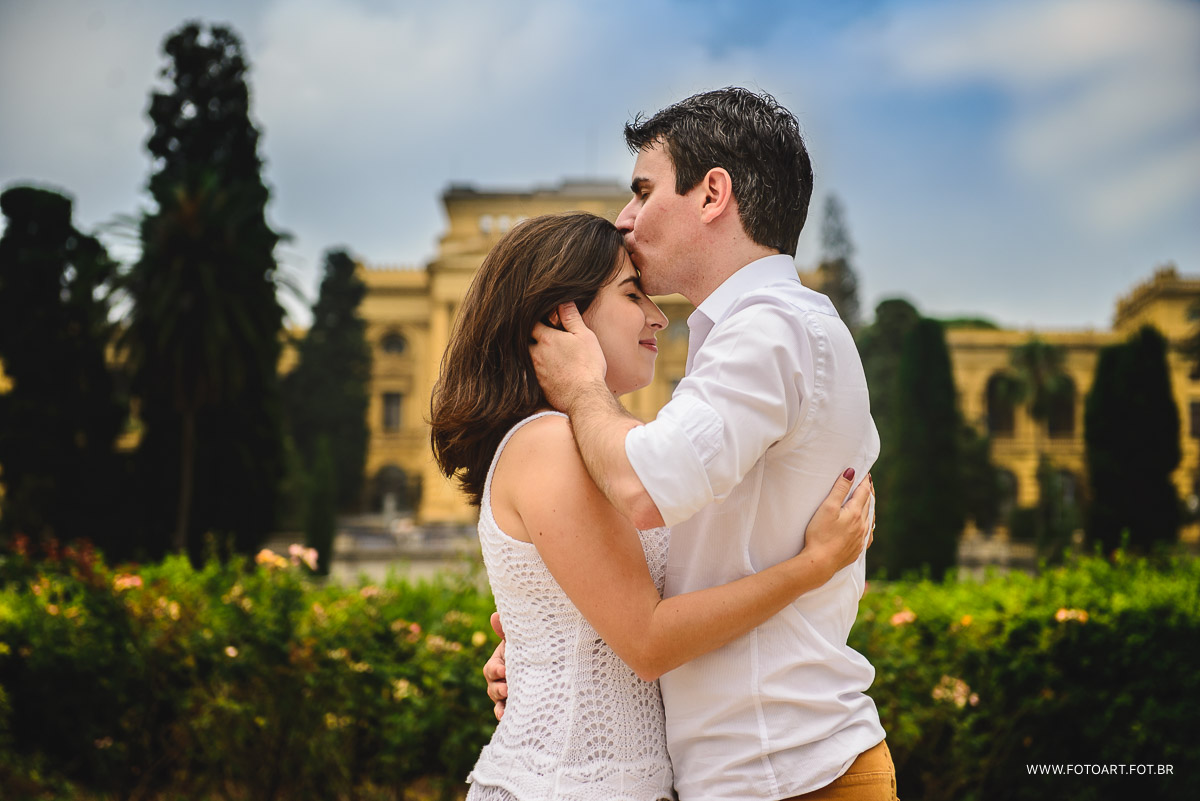 noivo dando um beijo na testa da noiva com museu do ipirganga foto de Anderson Silva Fotoart fotografo sp