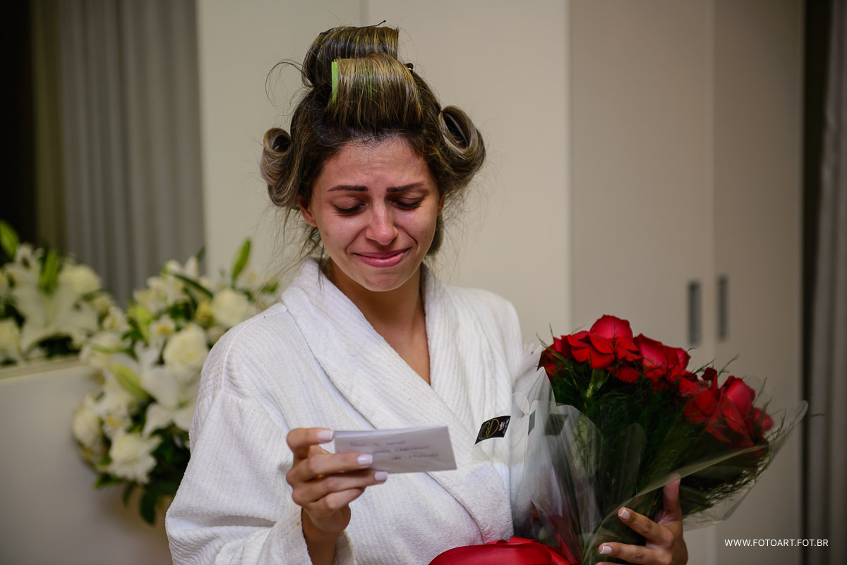 Noiva lendo o cartao que seu noivo envio no dia do casamento enquanto ela estava no making of no alsofer foto de Anderson Silva Fotoart fotografo sp