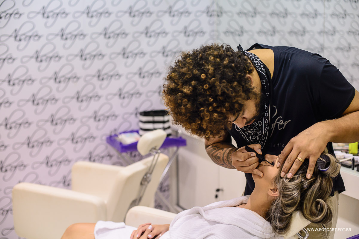 maqueador finalizando olho da noiva em alsofer foto de Anderson Silva Fotoart fotografo sp