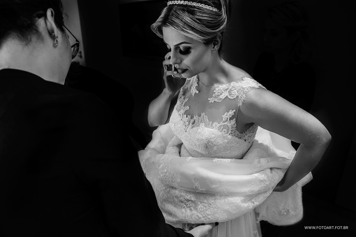noiva ansiosa no celular no alsofer  foto de Anderson Silva Fotoart fotografo sp