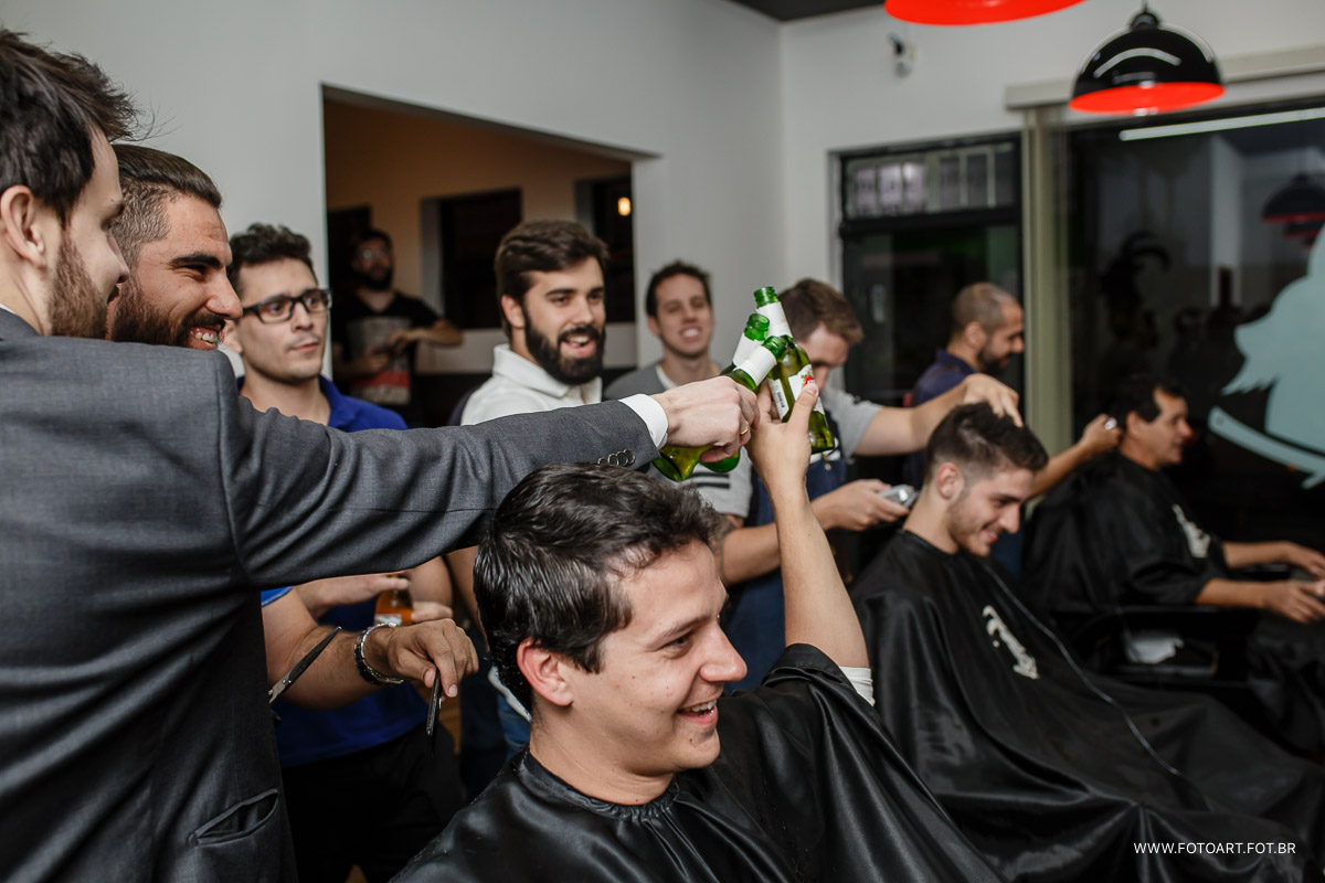 noivo e amigos brindando enquanto corta o cabelo na barbearia cabra macho foto de Anderson Silva Fotoart fotografo sp