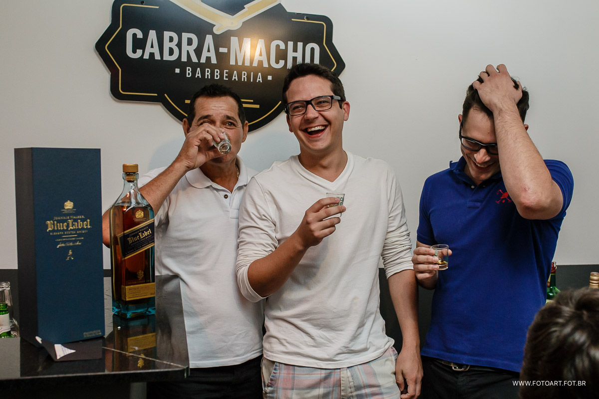 noivo e pai e padrinho bebendo whisky blue label no making of do noivo que aconteceu na barbearia cabra macho em botucatu foto de Anderson Silva Fotoart fotografo sp