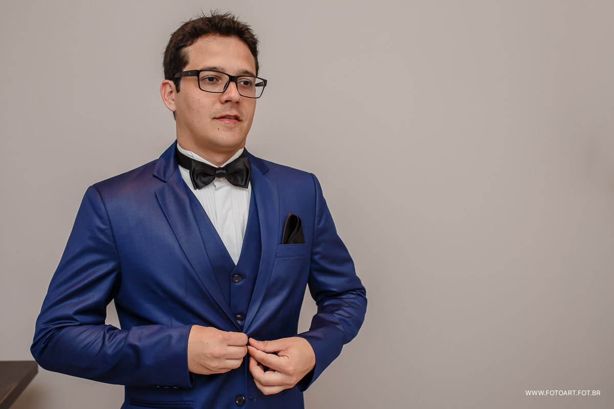 noivo abotoando o terno feito pelo alfaiate betto rigor  foto de Anderson Silva Fotoart fotografo sp