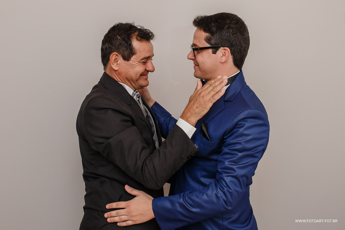 pai dando abraco no filho para casar  foto de Anderson Silva Fotoart fotografo sp