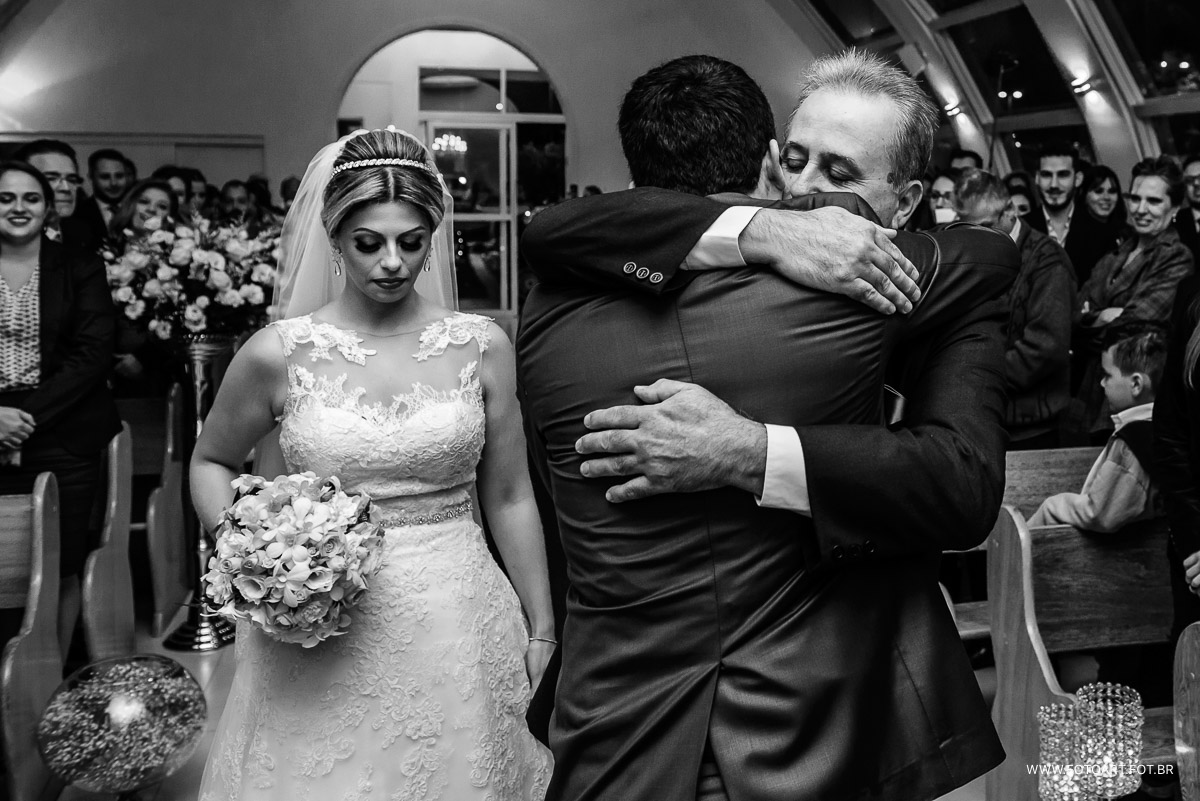 abraco pai da noiva em noivo e noiva larissa emocionada  capela de vidro do luz tropical  foto de Anderson Silva Fotoart fotografo sp