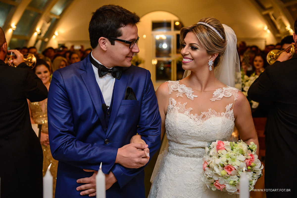 primeiro olhar dos noivos larissa e gustavo se olhando apaixonados   capela de vidro do luz tropical  foto de Anderson Silva Fotoart fotografo sp