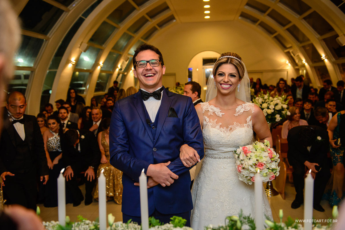 noivos sorrindo no altar  capela de vidro do luz tropical  foto de Anderson Silva Fotoart fotografo sp