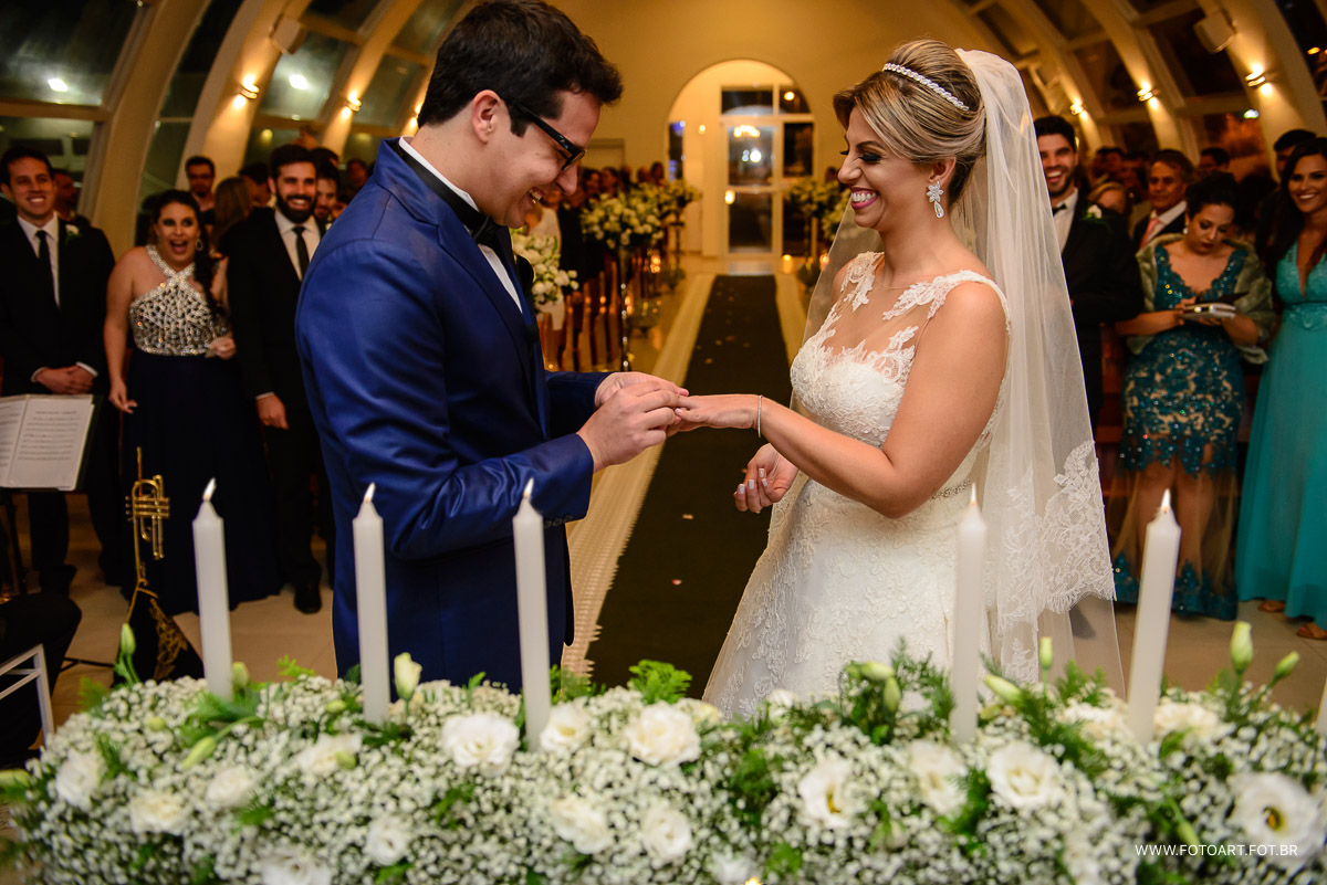 hora da alianca com muito sorrisos  capela de vidro do luz tropical  foto de Anderson Silva Fotoart fotografo sp