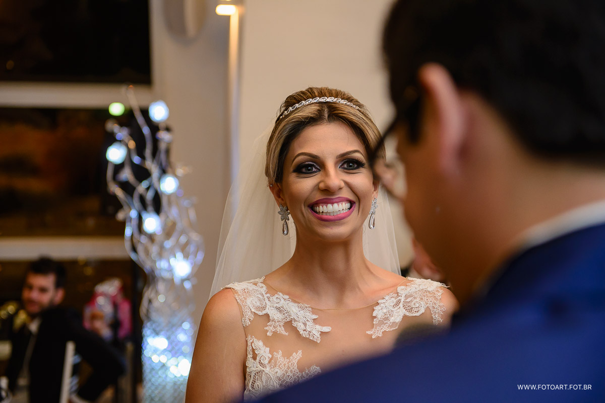 olhar feliz da noiva larissa ao ouvir os votos  capela de vidro do luz tropical  foto de Anderson Silva Fotoart fotografo sp